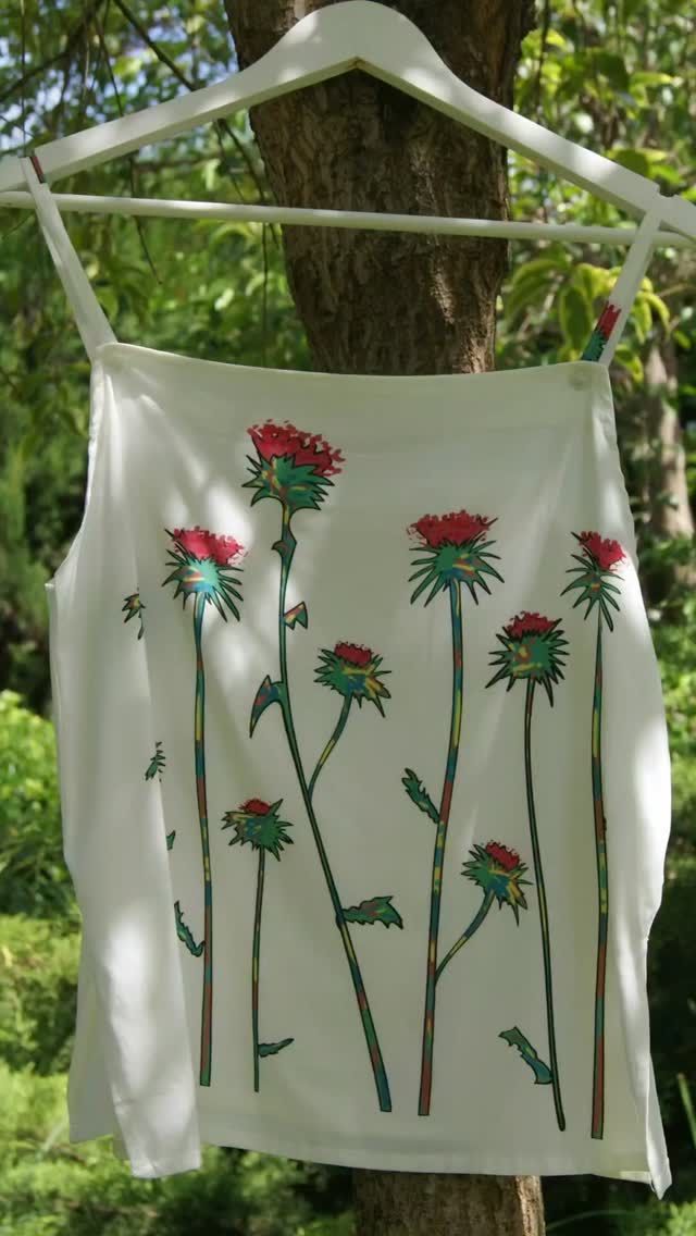 Nuestros tops de tirantes son geniales para el verano. Algunos vienen con tirantes extras para q los combines con tu ropa a tu manera. Te van a encantar!! Son fresquitos, cómodos y favorecen🤩. Mira en la web y elige el tubo🙂

#ropaoriginal #topveranooriginal #topveranocombinable #ropadiferenteverano2026 #topsdivertidos