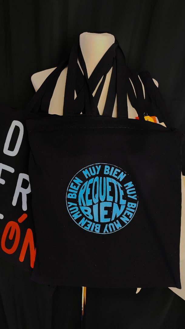 Nos encanta cuando nos enviáis fotos y tb cuando nos hacéis sugerencias. Esta es una y la hemos hecho!!! Esperemos q os gusten mucho y disfrutéis más de este complemento tan versátil y personal 😊

#ropasostenibleoriginal #toteconcremallera #ropaycomplementosoriginales #bolsatelaconcremallera #complementooriginalversno